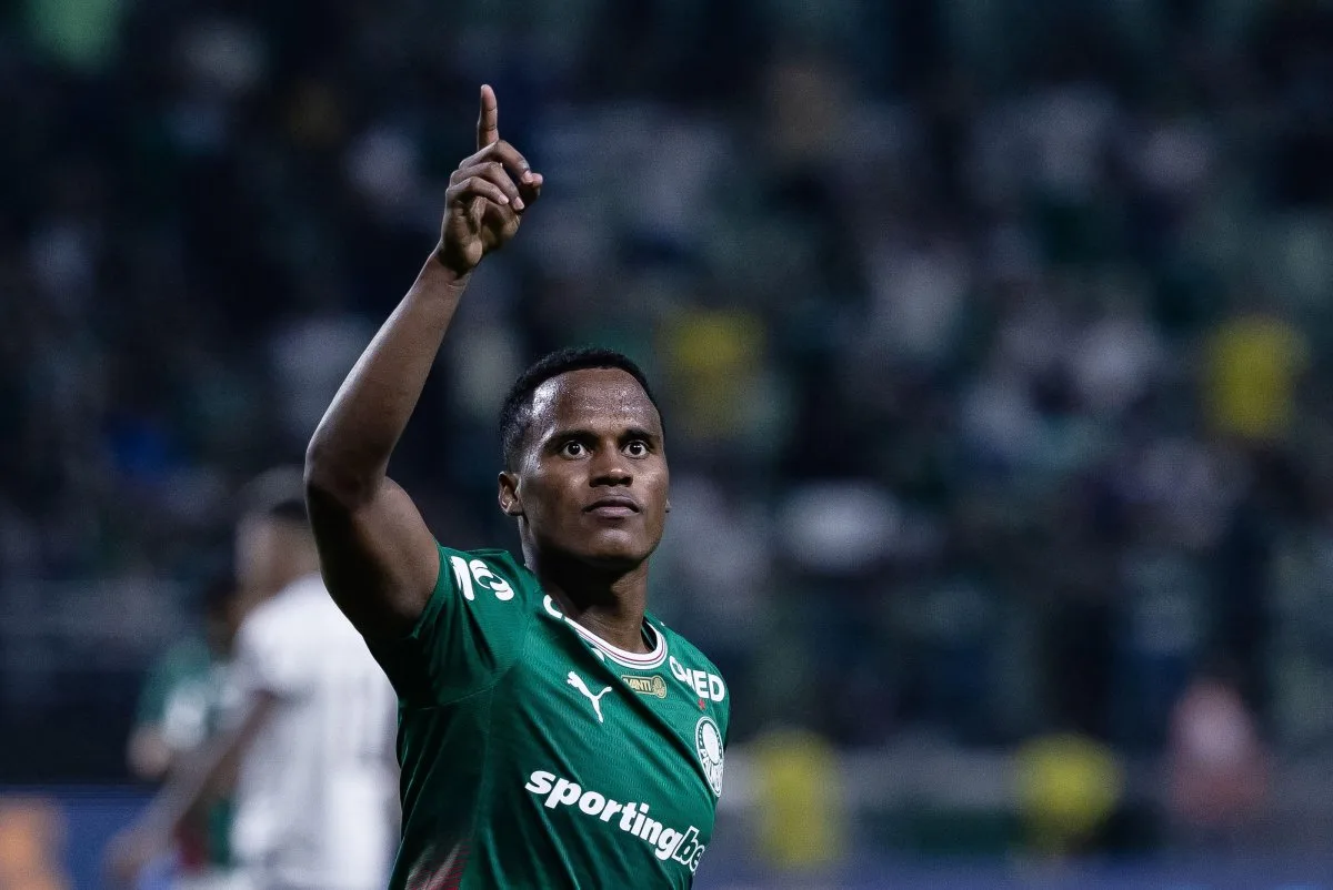Palmeiras decide no fim, vence Bahia e amplia vantagem na ponta do Brasileirão