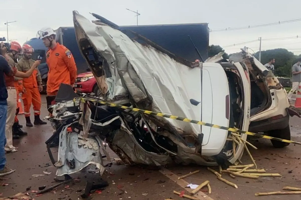 Acidente destrói carro e mata casal na BR-163 em Sinop