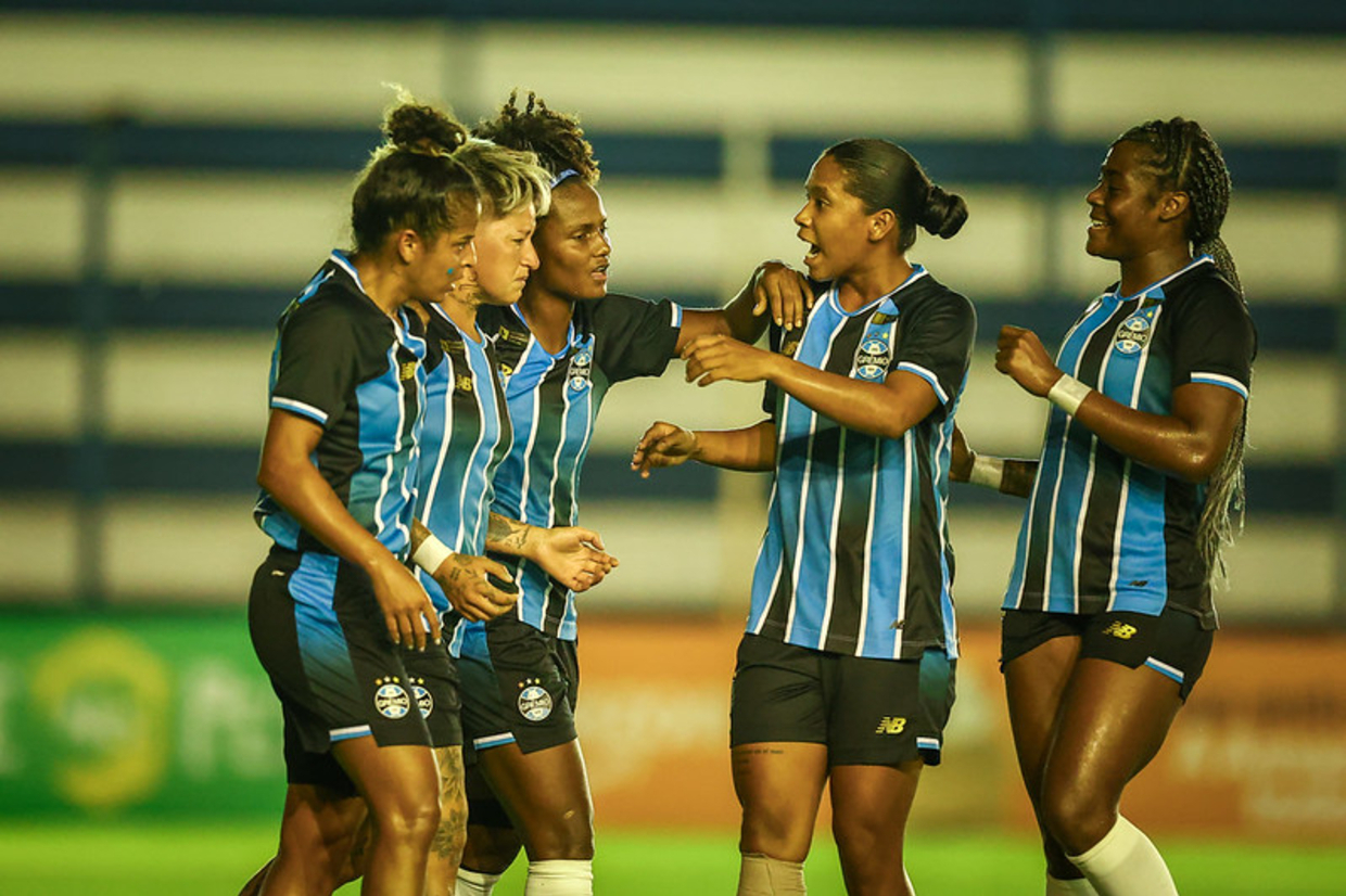 Em noite de zagueira artilheira, Grêmio vence e empurra Vitória para a lanterna do Brasileirão