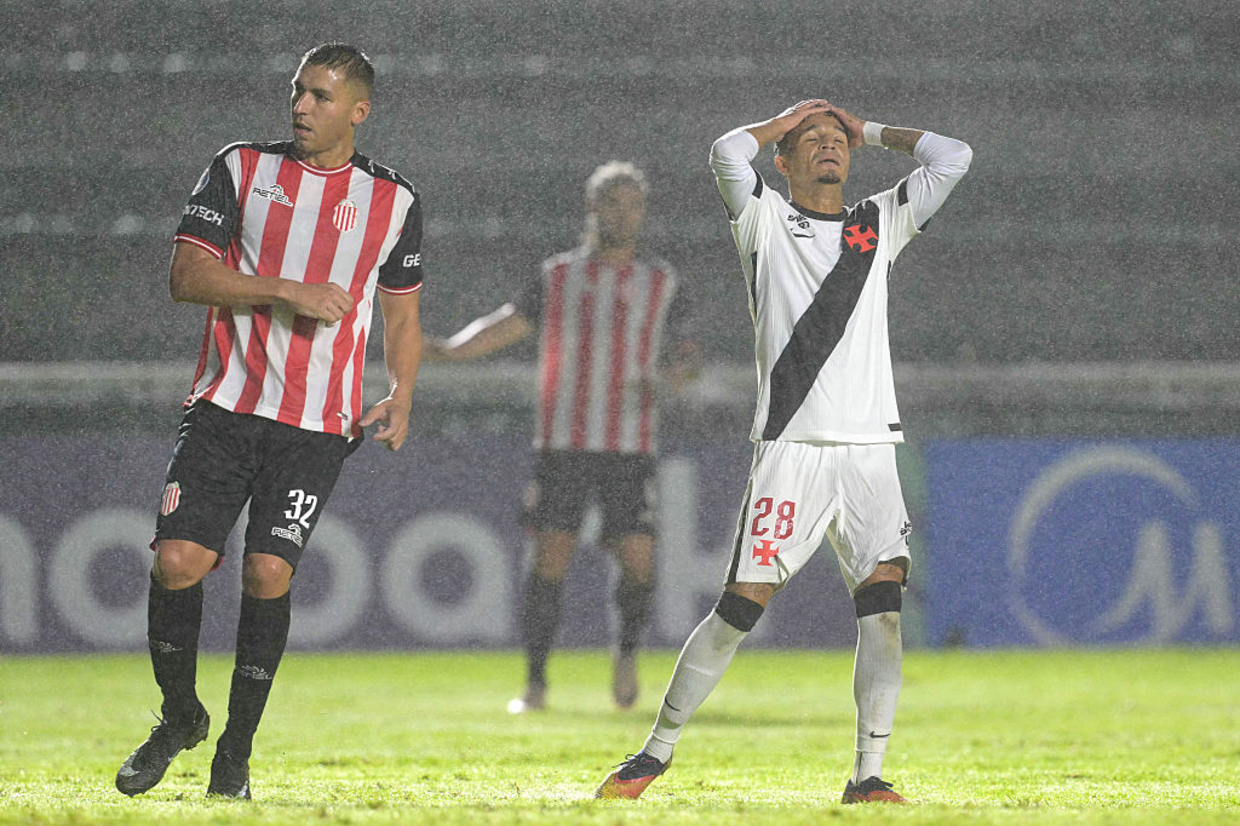Vasco poupa titulares e estreia na Sula com empate sem gols contra o Barracas