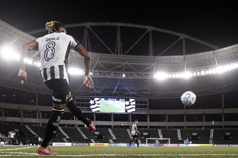 Botafogo toma dois da Chapecoense e cai na quinta fase da Copa do Brasil