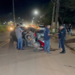 Moto x carro: condutor fica ferido após forte colisão