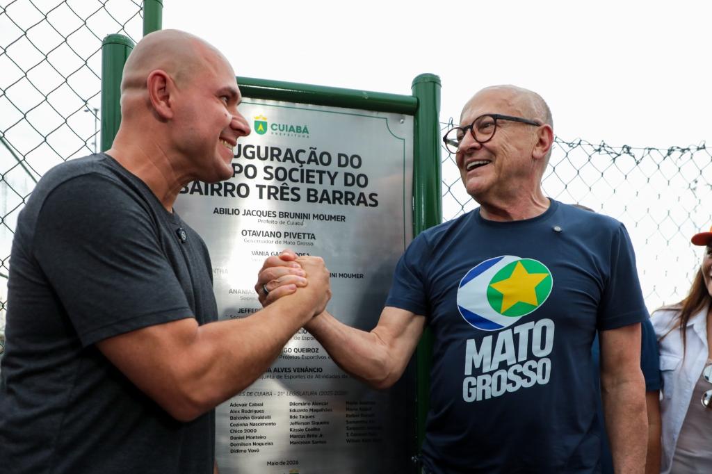 ENTREGA DE CAMPO DE FUTEBOL – “Temos pressa em melhorar a vida das pessoas e levar espaços de qualidade para os bairros de Cuiabá”, afirma governador