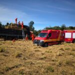 Homem ferido é resgatado sobre caminhão carregado com feno na BR-163