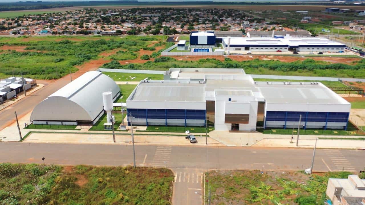 Inaugura escola em Sorriso com capacidade para atender 1,3 mil alunos; R$ 15,6 milhões