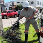 Mais de 2 toneladas de fios são retirados de postes em Sinop