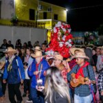 Banho de São João reúne multidão mesmo com frio de 14 °C