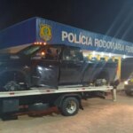 Caminhonete carregada com 800 kg de droga fica destruída após fuga da polícia em Bataguassu