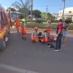 Moto x carro: batida em rotatória deixa mulher com fratura no cóccix  
