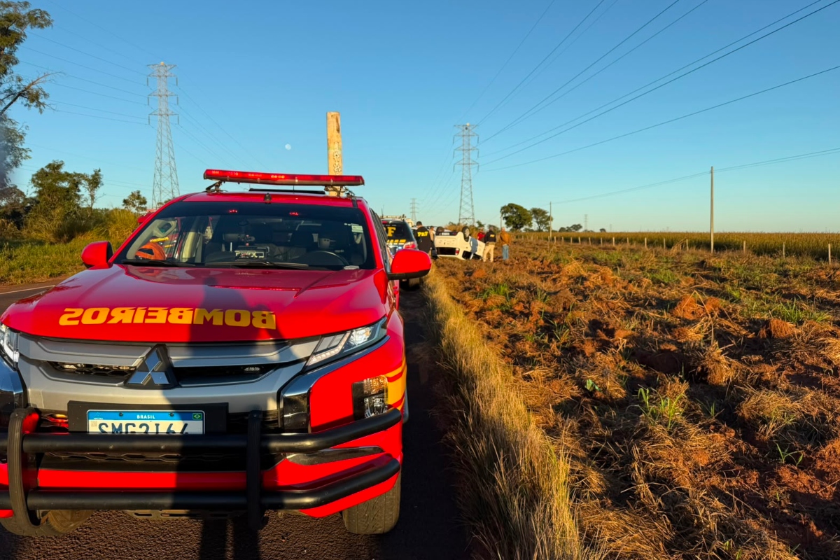 Após acidente, carro da saúde capota na BR-262