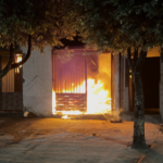 Casa pega fogo no Palmeiras e quase atinge outras casas