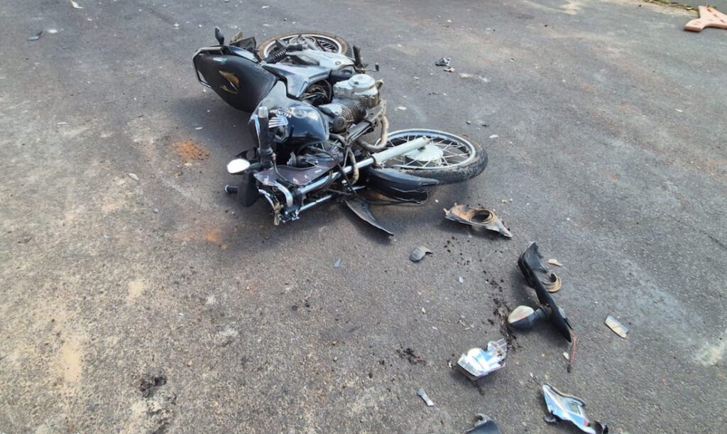 Carro pega fogo após colisão com moto no centro de Sinop; uma pessoa é hospitalizada
