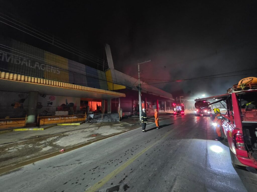 Bombeiros combatem incêndio de grandes proporções em duas empresas em Mato Grosso