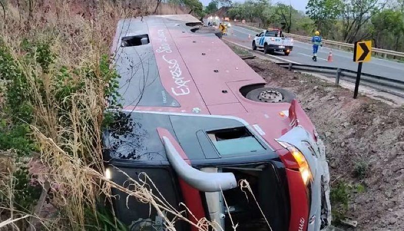 Ônibus que saiu de Sinop com destino a Natal tomba em rodovia de Mato Grosso; dois feridos