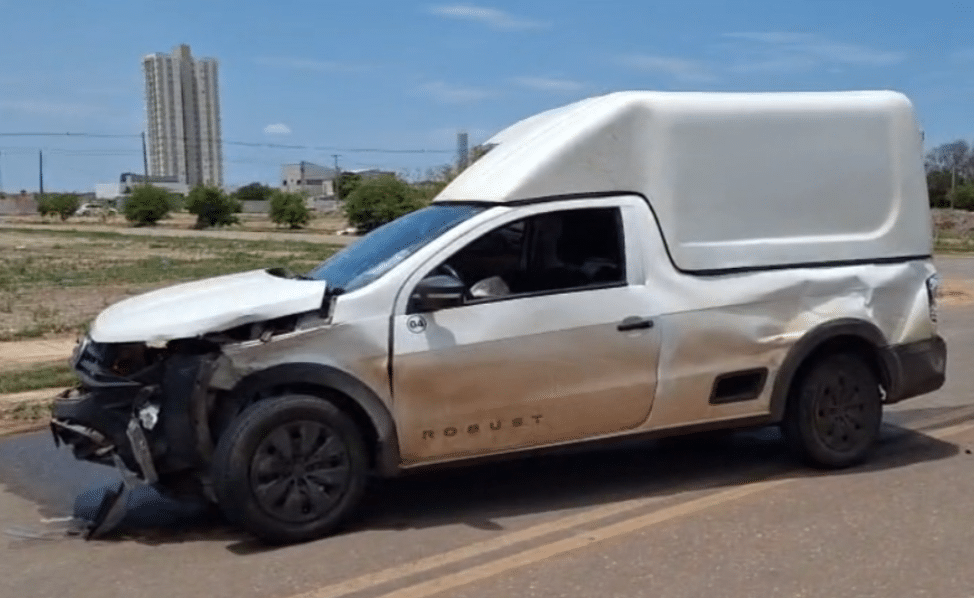 Sinop: carro atinge parede de empresa após colidir com furgão; um ferido