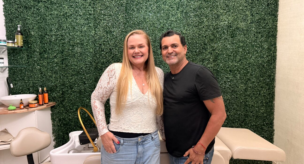 super especial com meu amor irmao,Edilon Atanázio melhor vidagista de MT, mostrando o HEAD SPA, nova máquina de tratamento do couro cabeludo no seu @edilonsalaospa