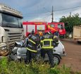 Bombeiros retira corpo de vítima presa às ferragens após acidente