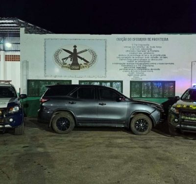 Dupla é presa em flagrante tentando levar caminhonete roubada em