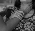 Mulher é estrangulada pelo marido em tentativa de feminicídio em