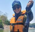 Pescadoras fisgam peixe exótico no Rio Teles Pires