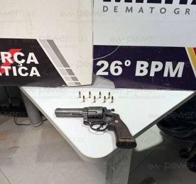 Suspeito é preso com arma escondida no guarda-roupas após denúncia